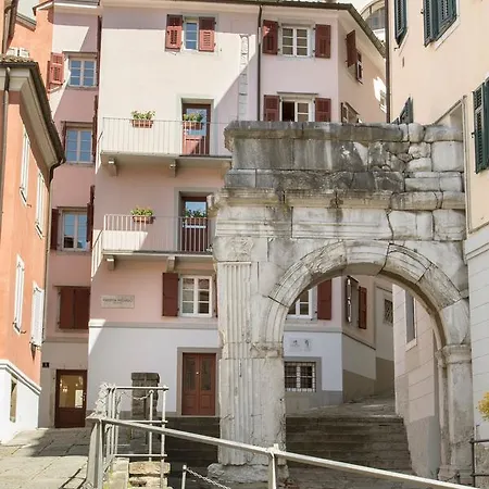 All'arco Τεργέστη